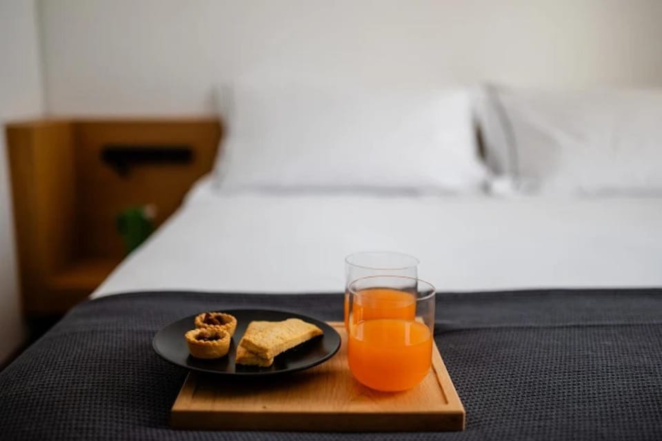 Bedroom, Breakfast