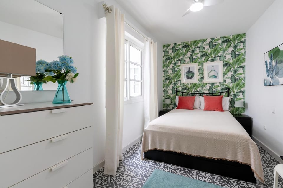 Photo of the whole room, Bedroom