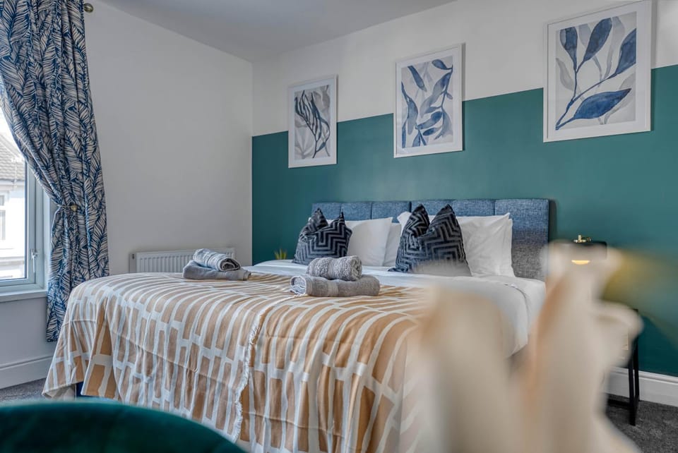 Bed, Photo of the whole room, Decorative detail, Decorative detail, Bedroom, towels, towels