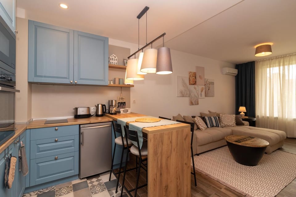 Living room, Seating area, Dining area, minibar, pet friendly, stove