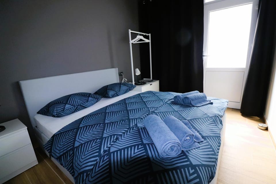 Bed, Photo of the whole room, Bedroom, towels