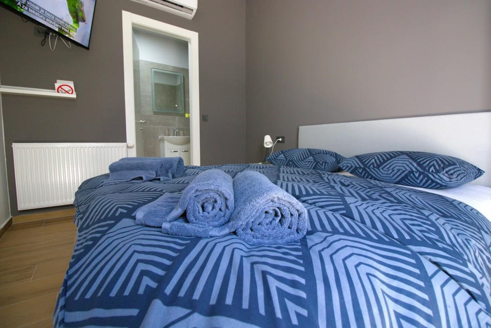 Bed, TV and multimedia, Photo of the whole room, Bedroom, towels
