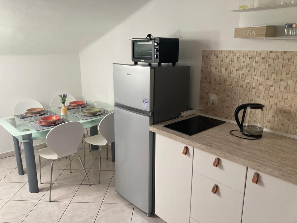 Kitchen or kitchenette, Dining area, minibar