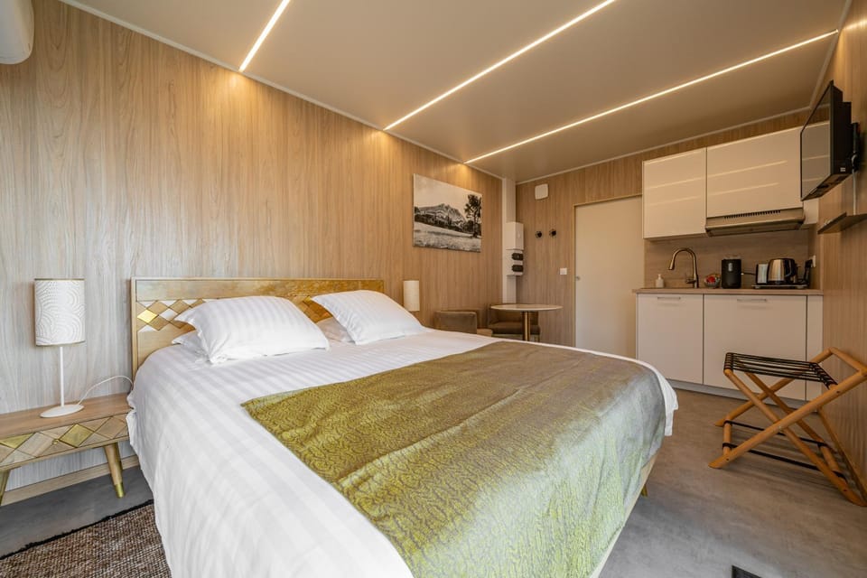 Bed, Kitchen or kitchenette, Living room, locker