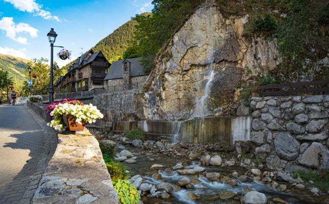 Nearby landmark, Spring, Natural landscape, Mountain view
