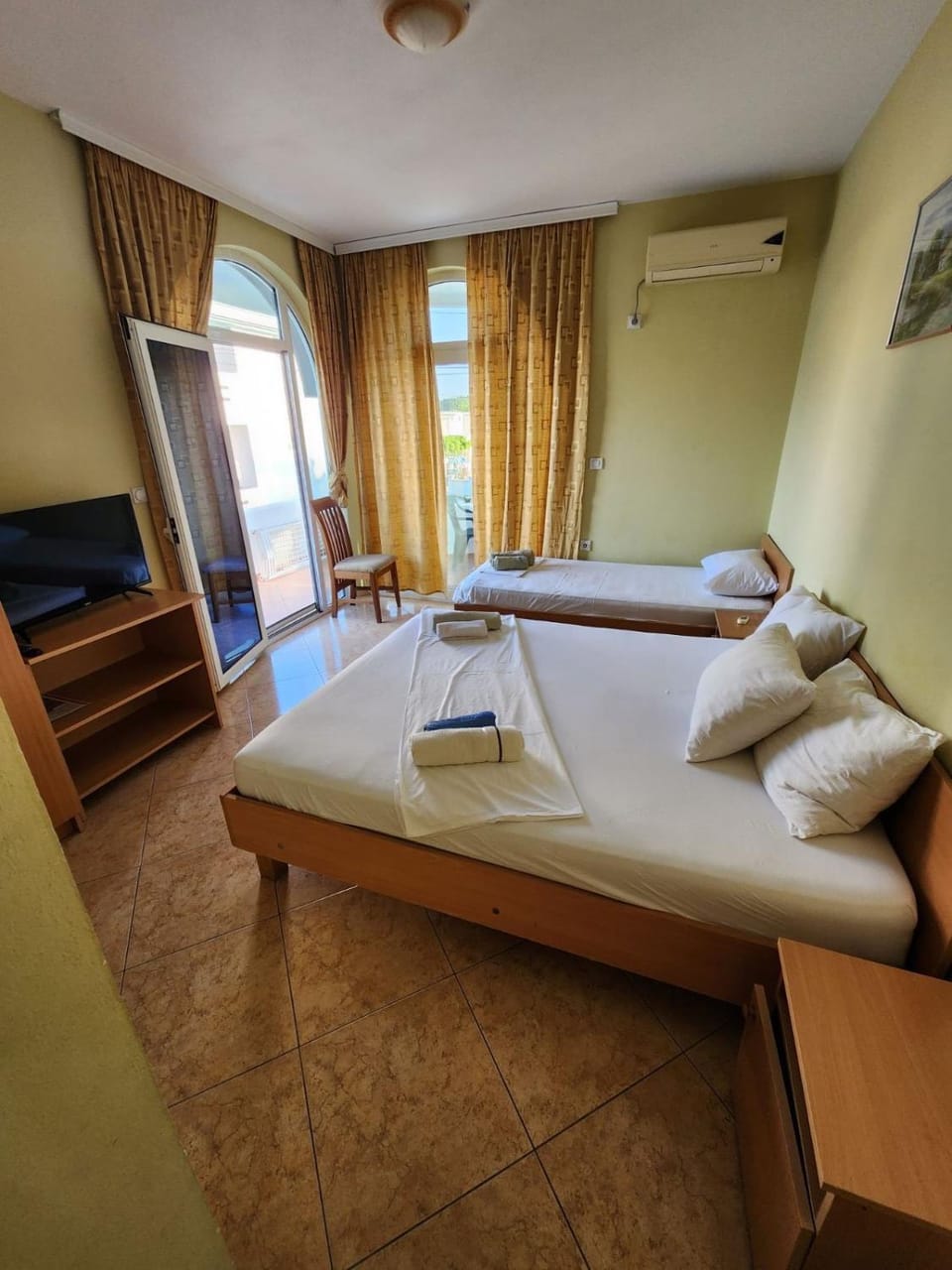 Bed, TV and multimedia, Photo of the whole room, Bedroom, air conditioner