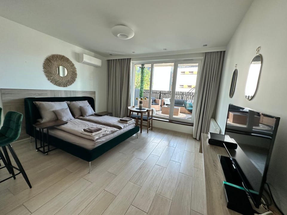 Communal lounge/ TV room, Bed, TV and multimedia, Living room, Photo of the whole room, Seating area, Evening entertainment, Bedroom