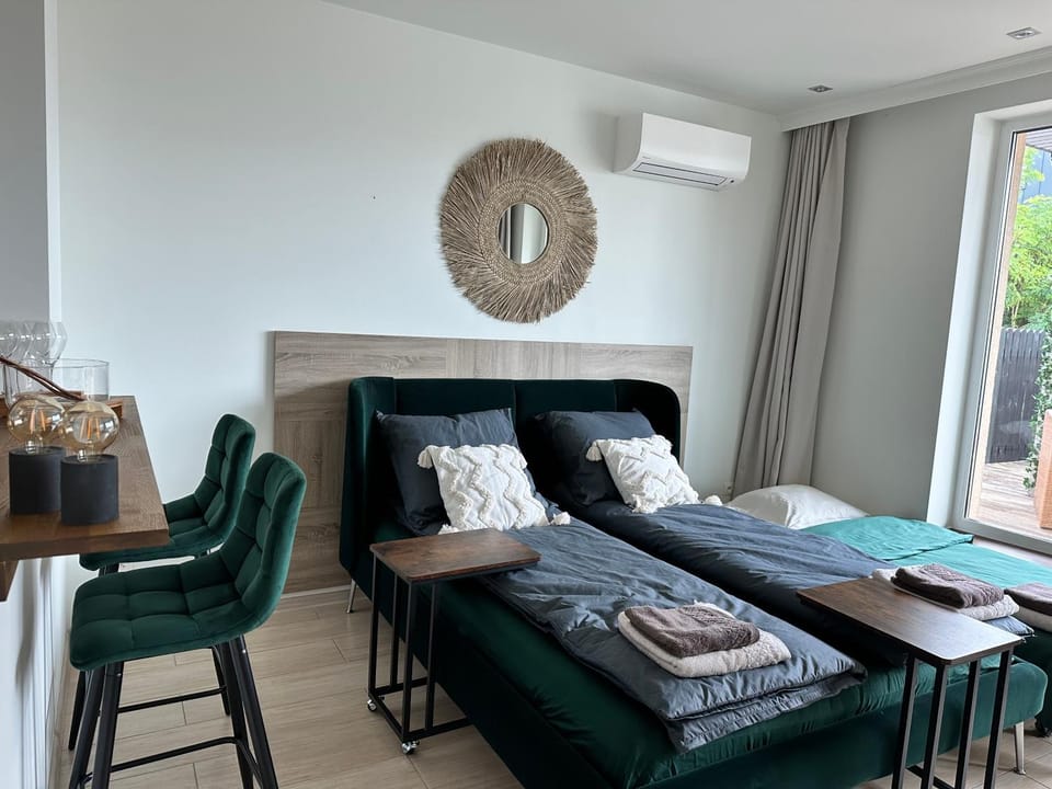 Bed, Living room, Photo of the whole room, Seating area, Dining area, Bedroom, towels, air conditioner