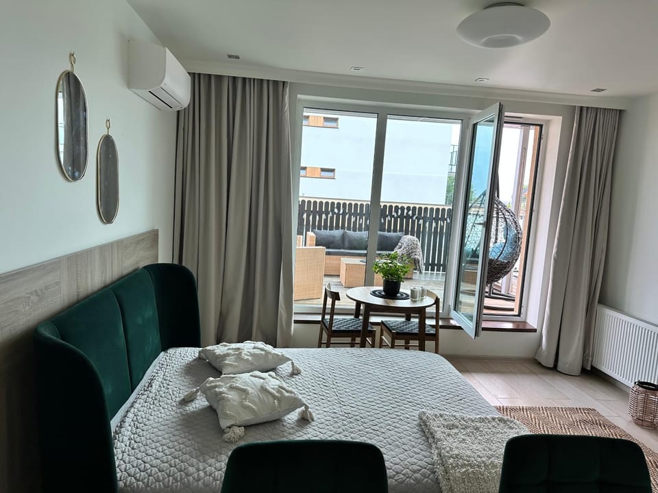 Bed, Living room, Photo of the whole room, Seating area, Dining area, Bedroom, towels