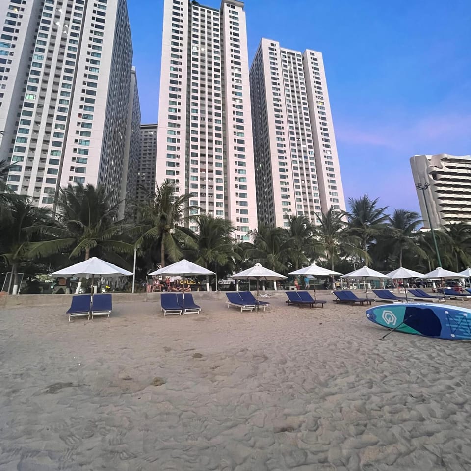 Property building, Nearby landmark, Day, Natural landscape, Beach, City view, Sea view, sunbed