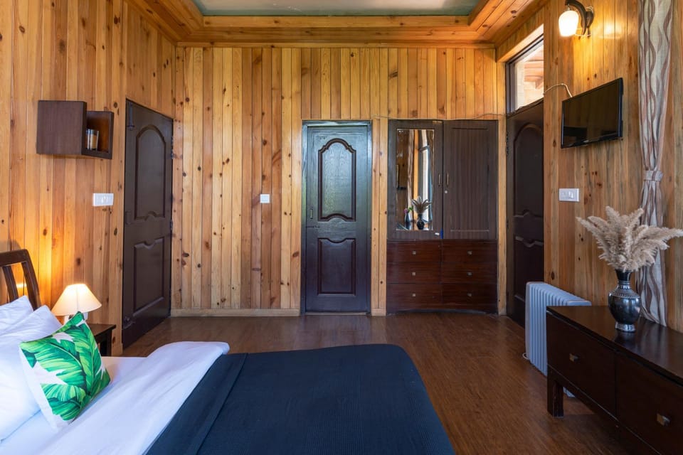 Bed, TV and multimedia, Photo of the whole room, wardrobe