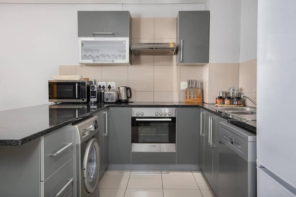 8th Floor Table Mountain Views Central and Secure Apartment in Cape Town