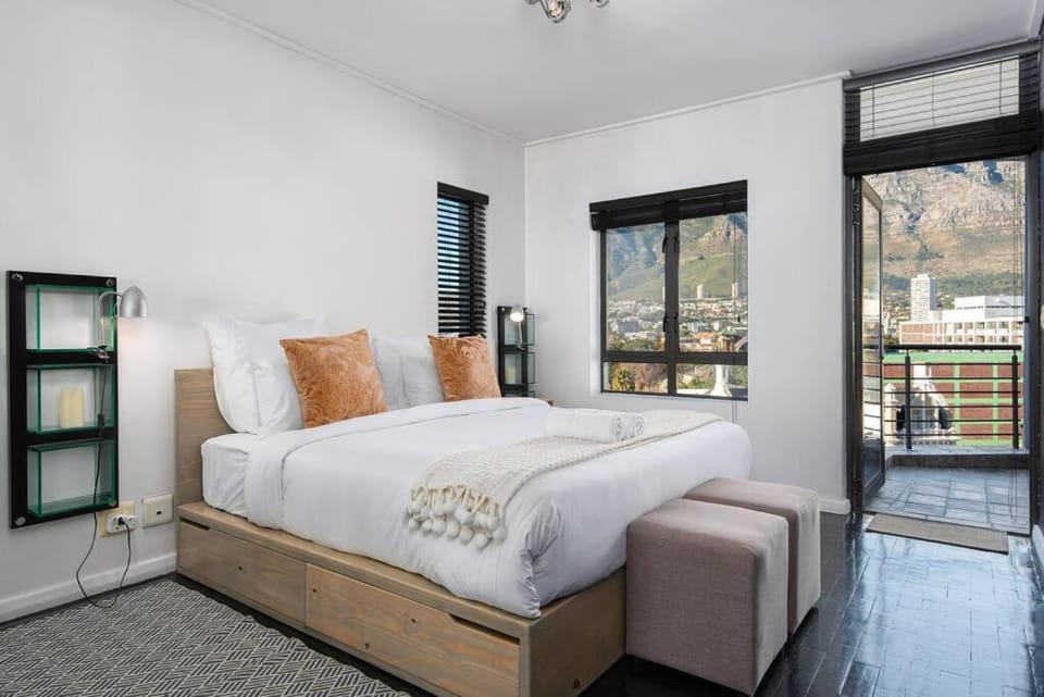 8th Floor Table Mountain Views Central and Secure Apartment in Cape Town