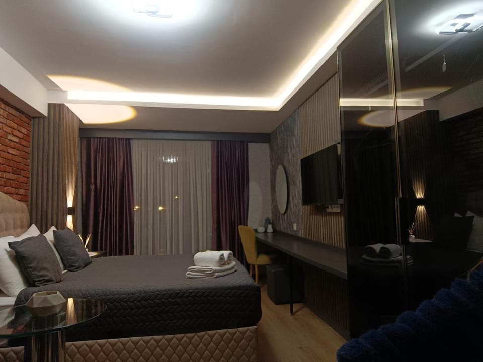 Bed, TV and multimedia, Dining area, Bedroom