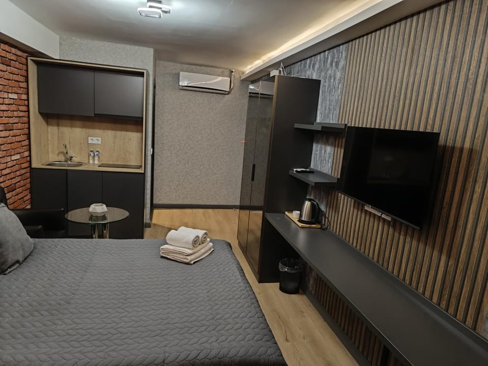 Bed, TV and multimedia, Seating area, Dining area, Bedroom, air conditioner