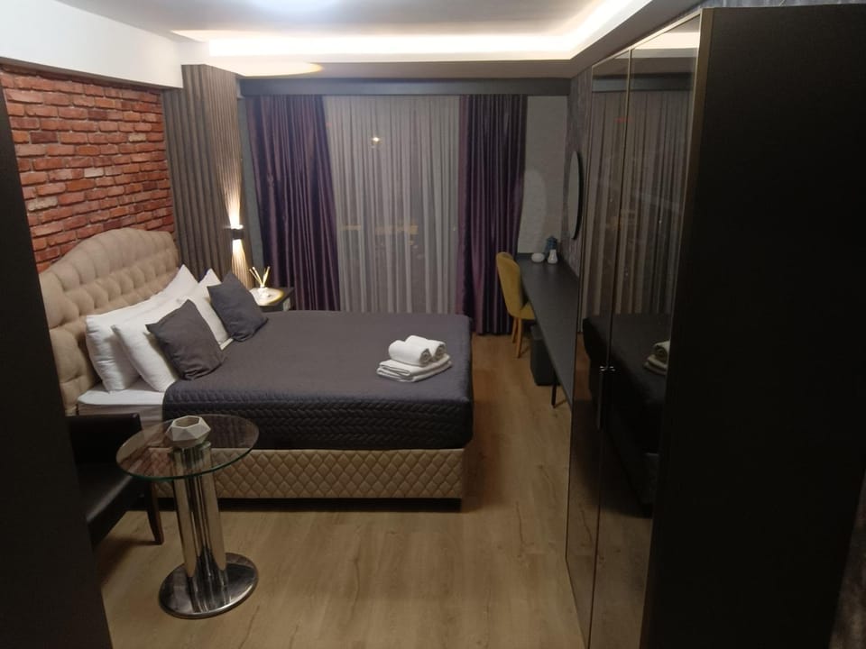 TV and multimedia, Seating area, Bedroom