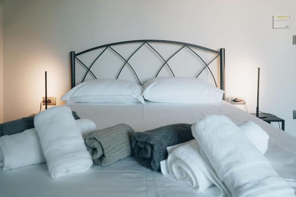 Bed, Bedroom, towels