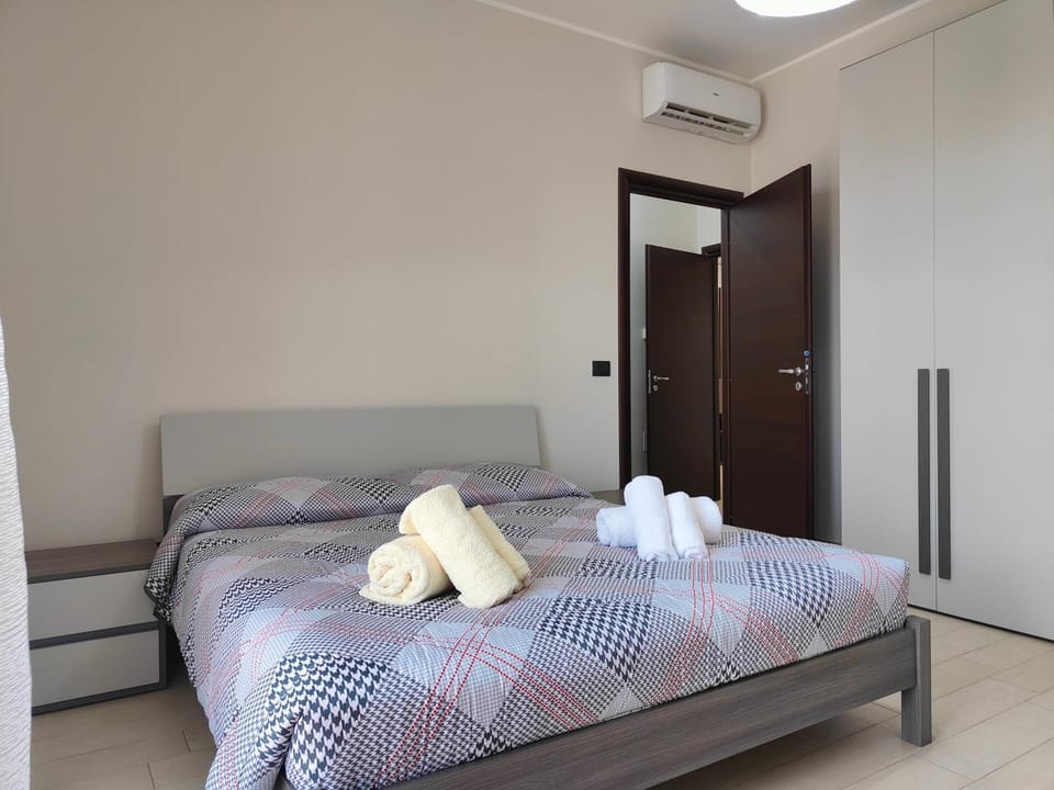 Bed, Photo of the whole room, Bedroom, towels, wardrobe, air conditioner