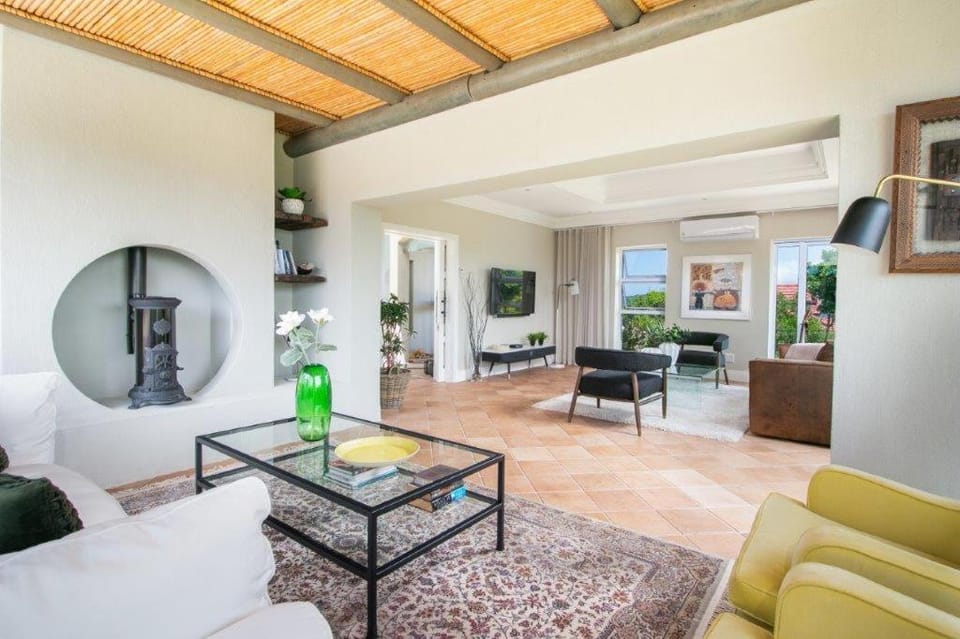 TV and multimedia, Seating area, Dining area