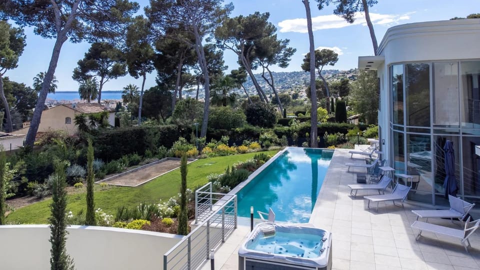 Property building, Patio, Natural landscape, Garden, Hot Tub, Garden view, Pool view, Sea view, Swimming pool, sunbed