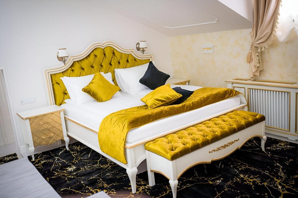 Bed, Living room, Photo of the whole room, Seating area, Bedroom, internet