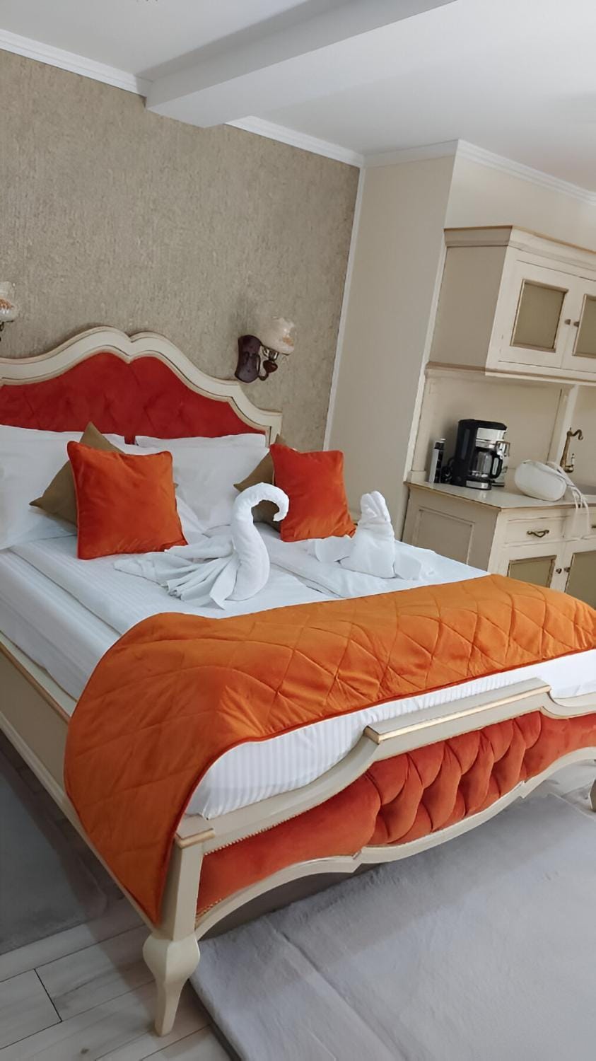 Bed, Kitchen or kitchenette, Photo of the whole room, Bedroom