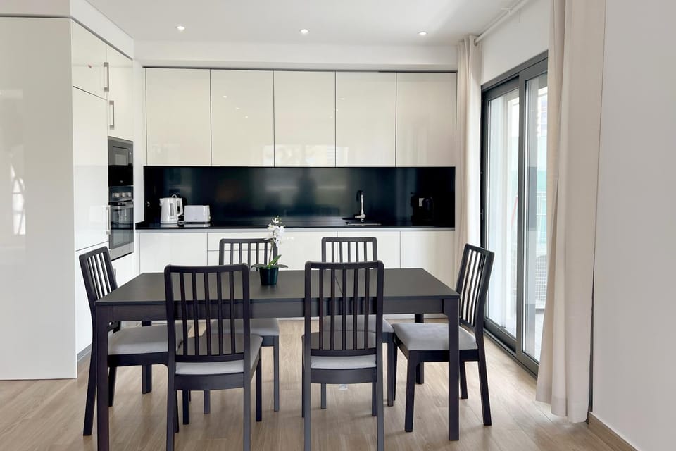 Kitchen or kitchenette, Living room, Seating area, Dining area