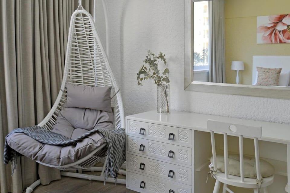 Charming Central Sea Point Haven 50m to Ocean Apartment in Sea Point