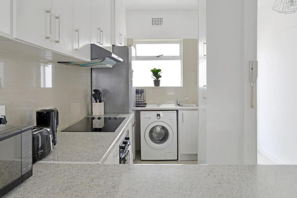 Charming Central Sea Point Haven 50m to Ocean Apartment in Sea Point