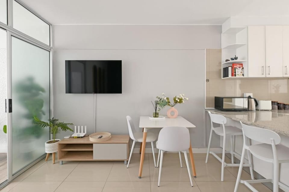 Charming Central Sea Point Haven 50m to Ocean Apartment in Sea Point