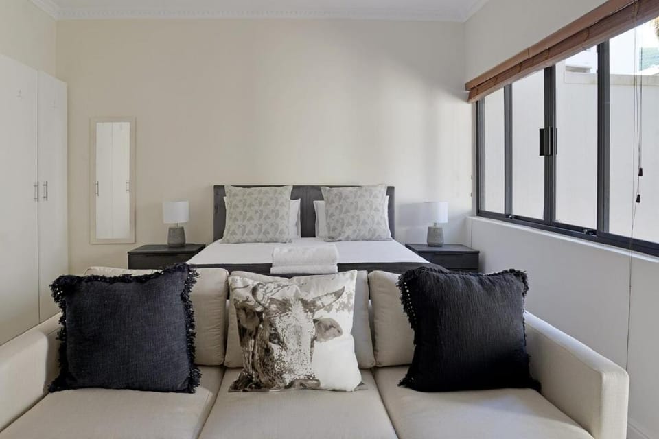 Bed, Seating area, Bedroom