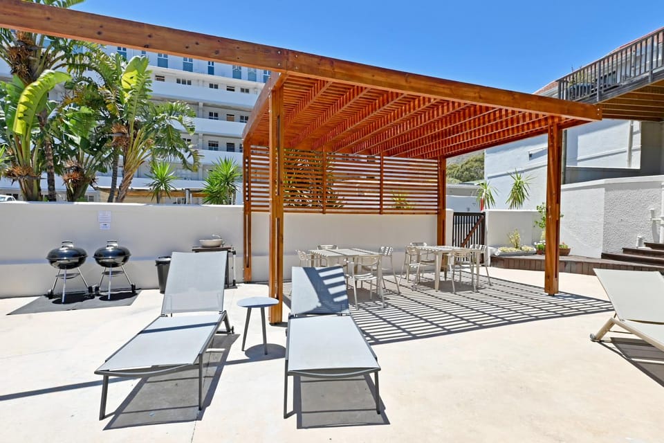 Modern Sea Point Oasis Garden, Pool & Gym Access Apartment in Sea Point