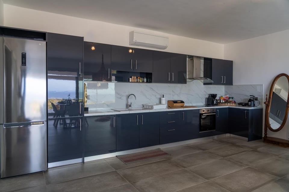 Coffee/tea facilities, oven, kitchen, air conditioner
