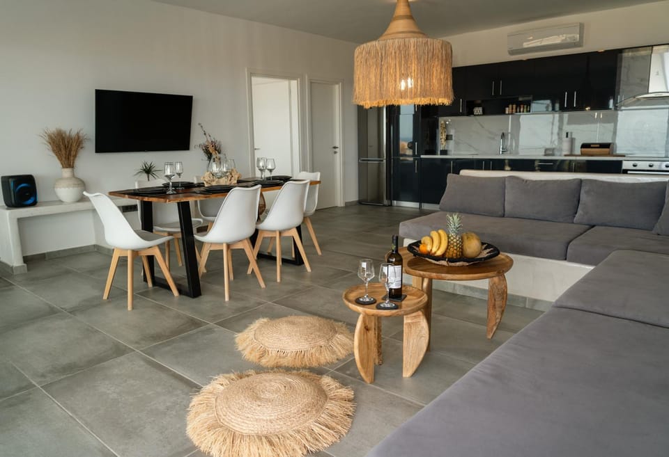TV and multimedia, Living room, Seating area, Dining area, oven, kitchen, air conditioner