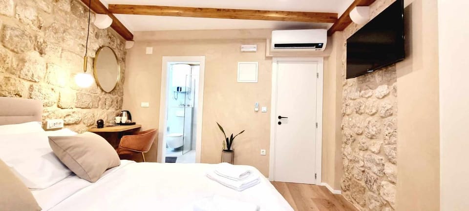 Bed, TV and multimedia, Bedroom, air conditioner