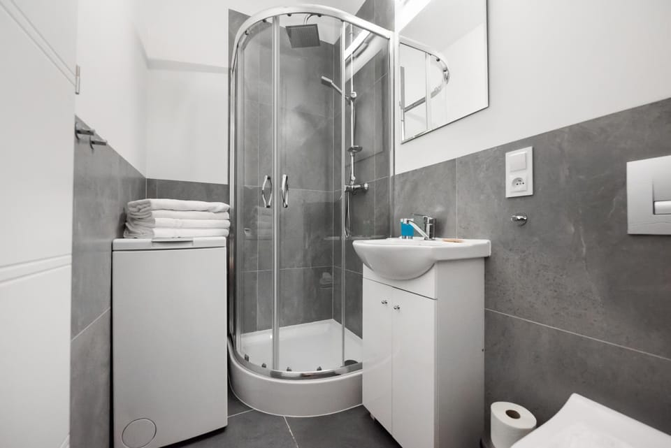 Shower, Bathroom, towels, washing machine