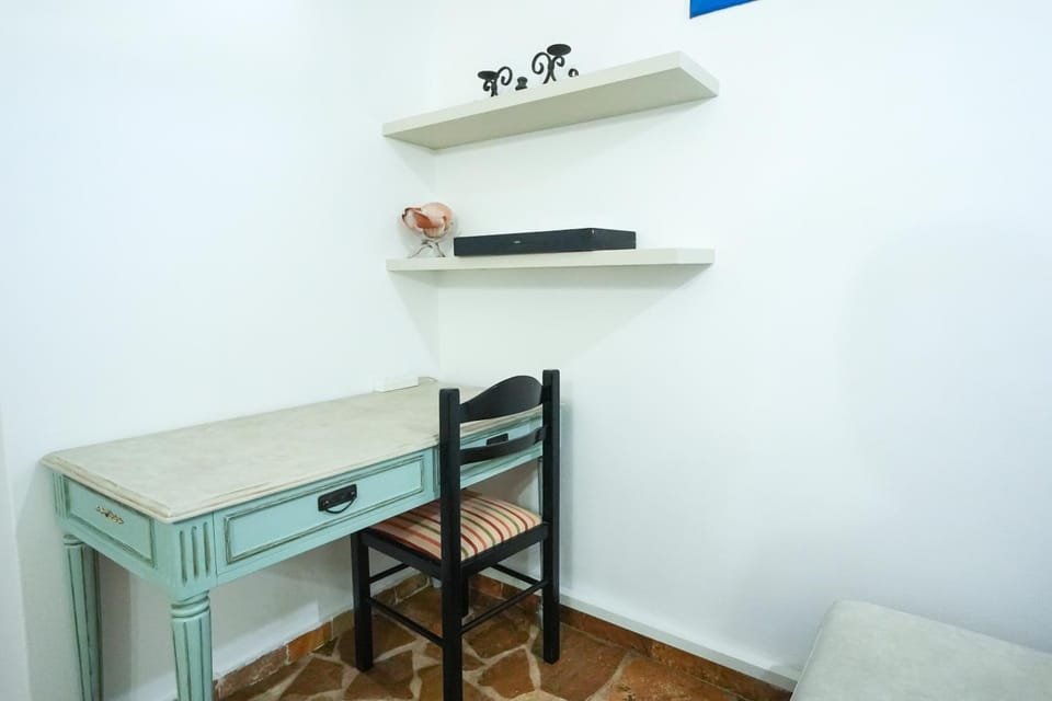 Dining area, fireplace