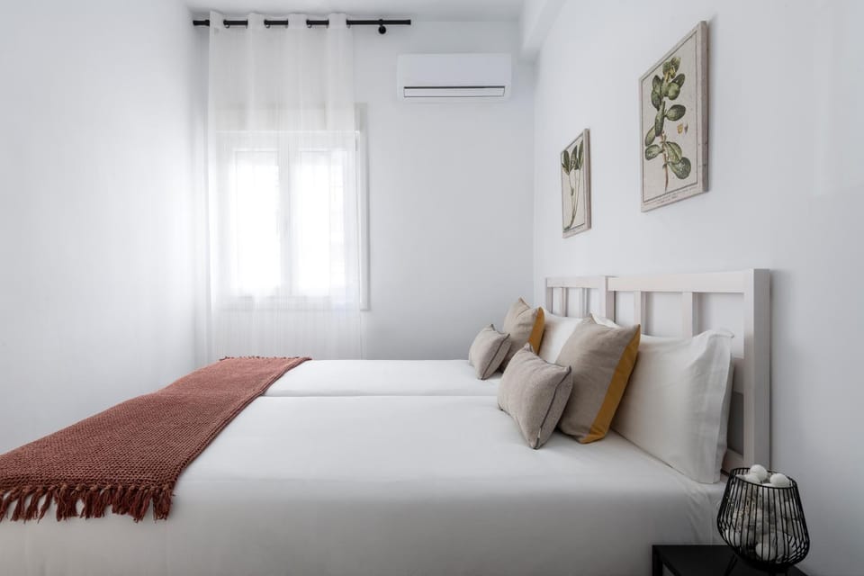 Bed, Photo of the whole room, Bedroom, air conditioner