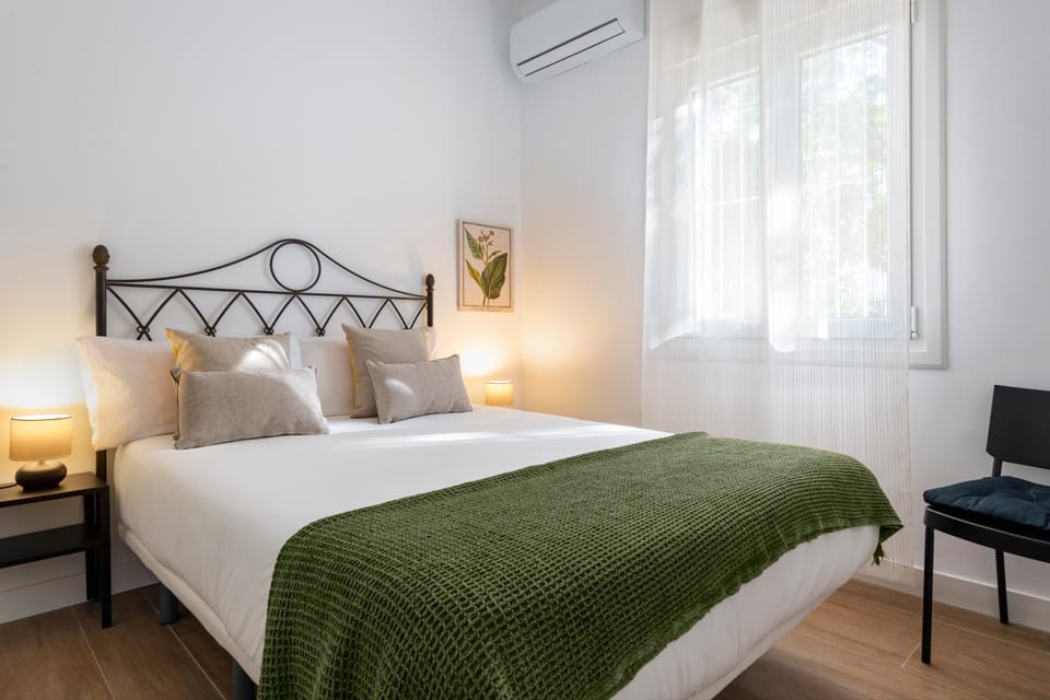 Property building, Bed, Photo of the whole room, Bedroom, air conditioner