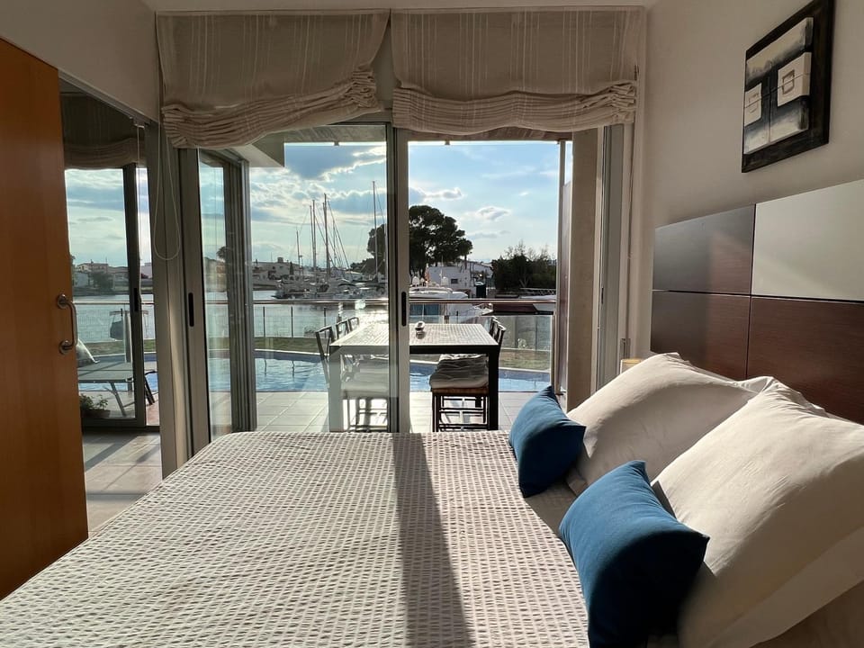 Bed, Natural landscape, View (from property/room), Balcony/Terrace, Photo of the whole room, Bedroom, Pool view, River view