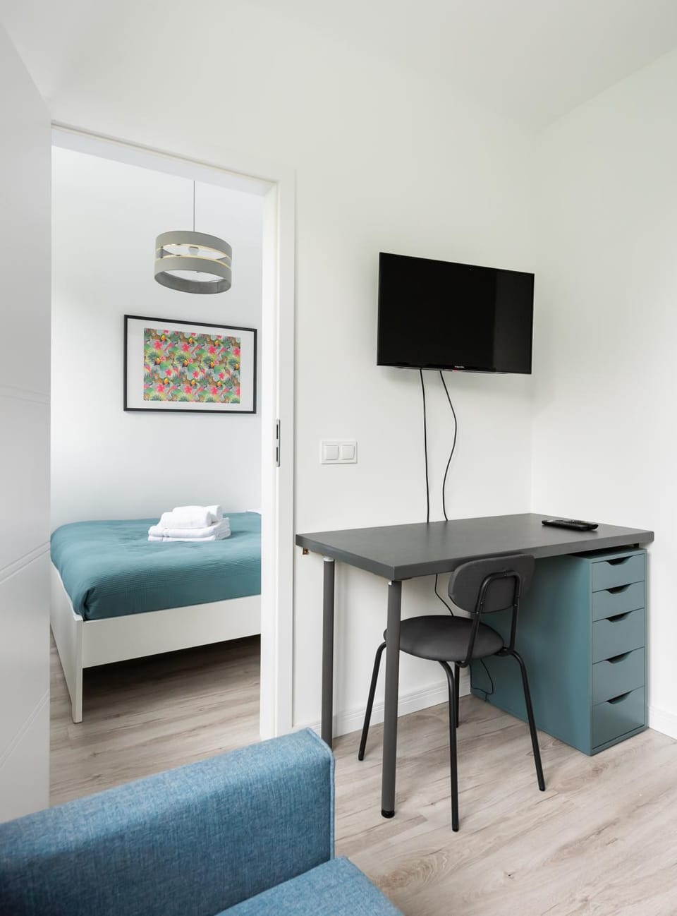 Communal lounge/ TV room, Bed, TV and multimedia, Living room, Photo of the whole room, Seating area, Evening entertainment, Bedroom, hair dresser