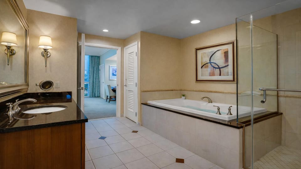 32nd Floor MGM Signature 2BR Combo High-Floor Views No Resort Fees Apartment in Las Vegas Strip