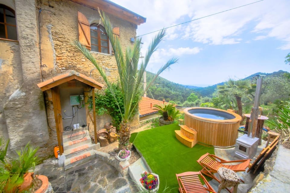 Property building, Patio, Natural landscape, Garden, Hot Tub, Garden view, Mountain view