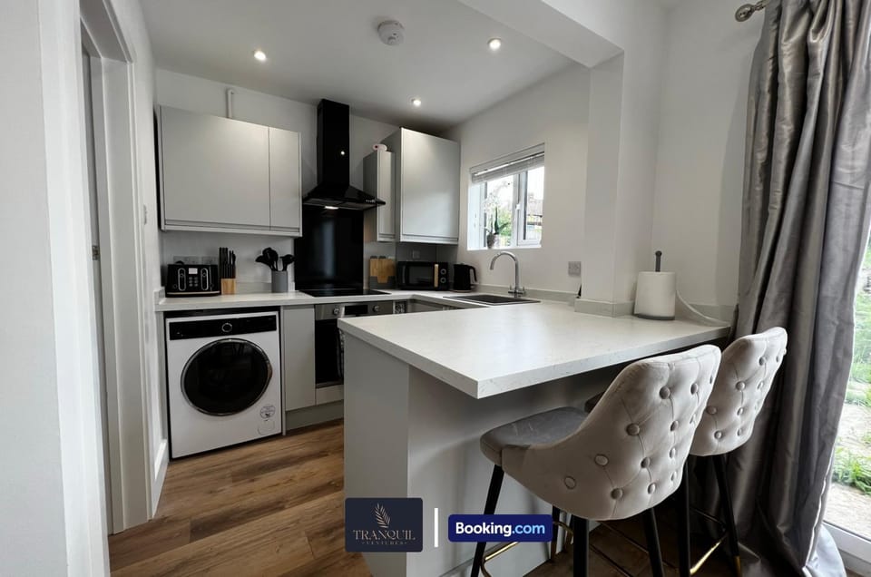 Kitchen or kitchenette, Dining area, dishwasher, oven, stove, toaster, washing machine