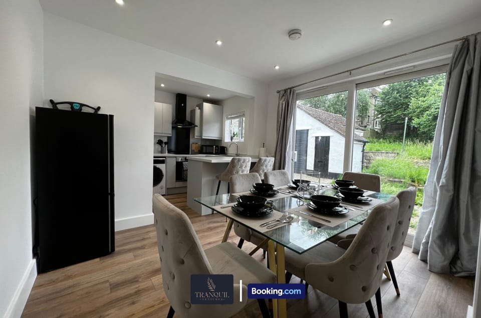 Kitchen or kitchenette, Seating area, Dining area