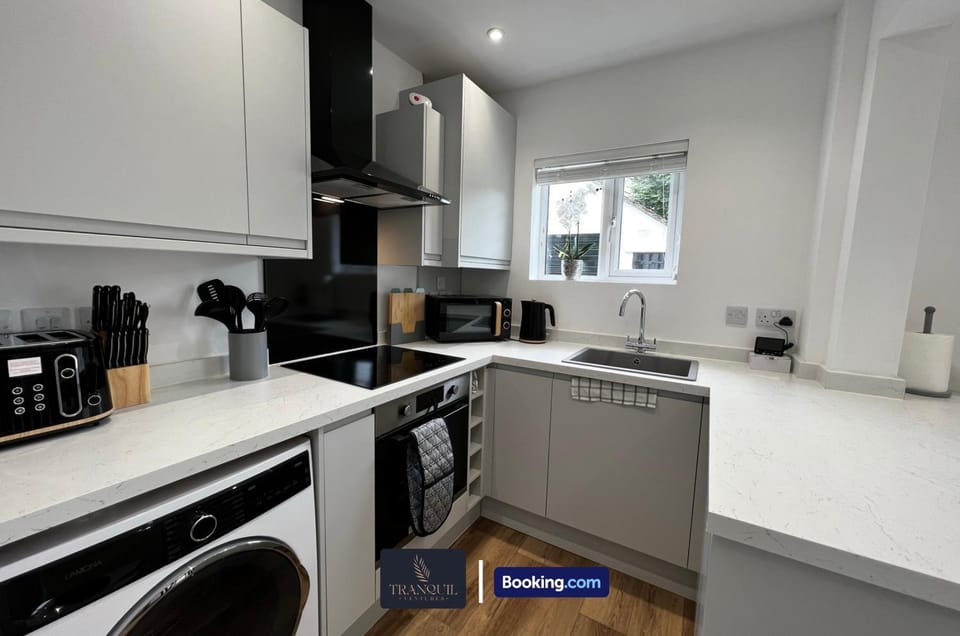 Coffee/tea facilities, Kitchen or kitchenette, dishwasher, oven, stove, toaster, washing machine