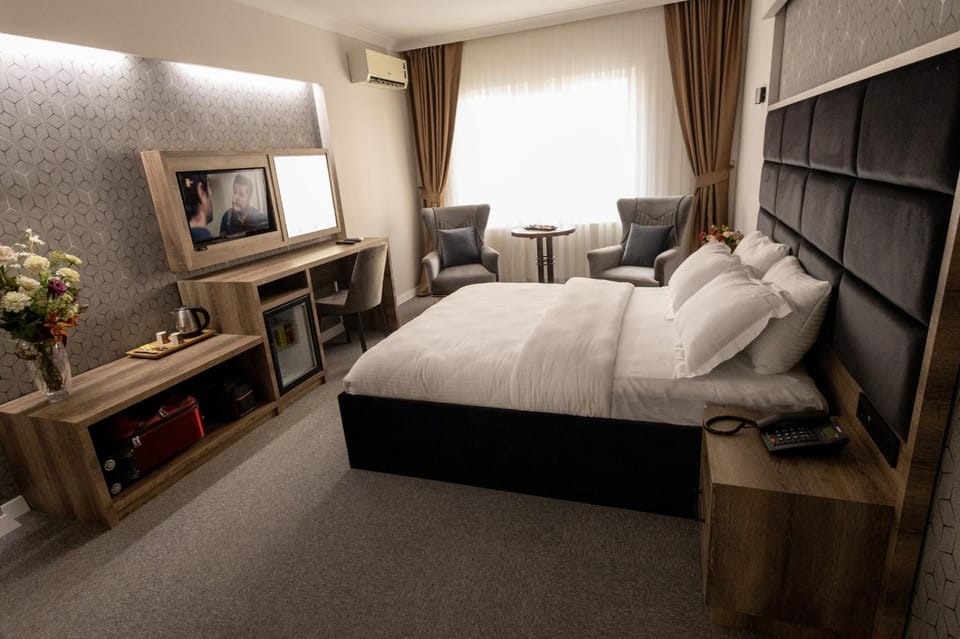 Bed, TV and multimedia, Photo of the whole room, hair dresser