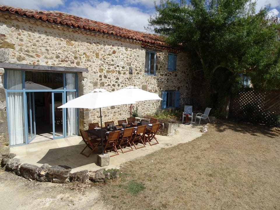 Property building, Patio, Day, Garden, Dining area, Garden view