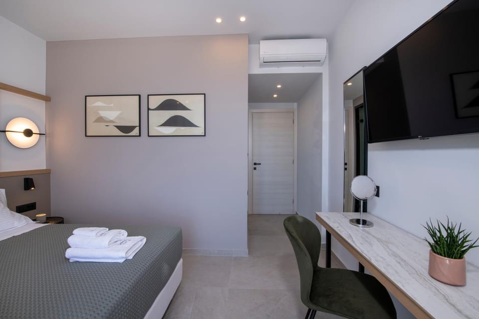 Bed, TV and multimedia, Photo of the whole room, Bedroom, hair dresser, towels, air conditioner