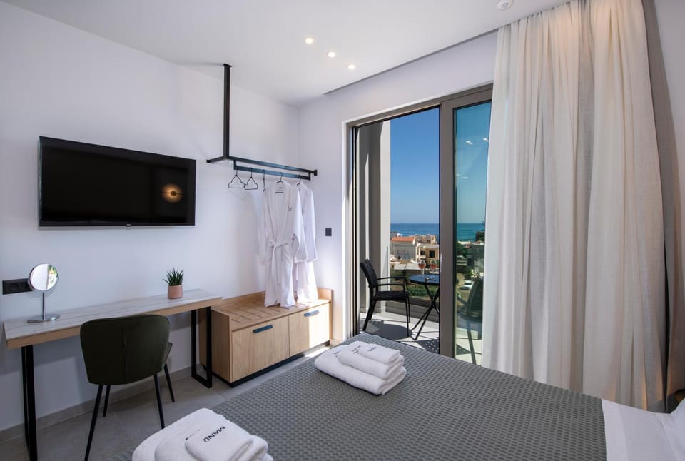 Bed, TV and multimedia, View (from property/room), Balcony/Terrace, Photo of the whole room, Bedroom, Sea view, hair dresser, towels